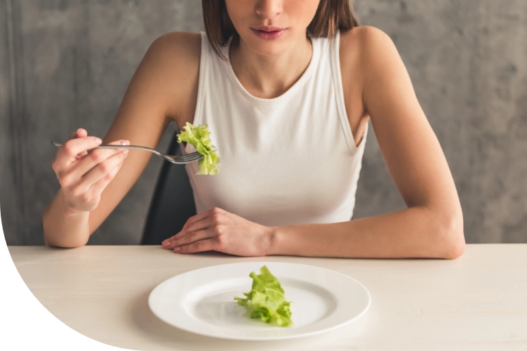 kobieta jedząca sałatę 